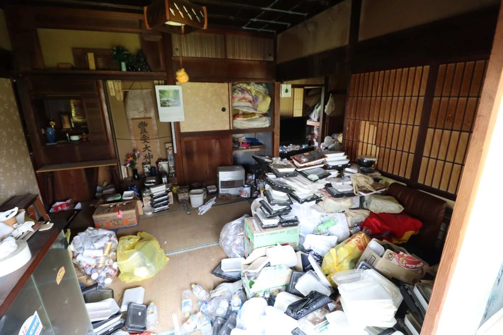 残置物の多いごみ屋敷の買取ならお任せください！
